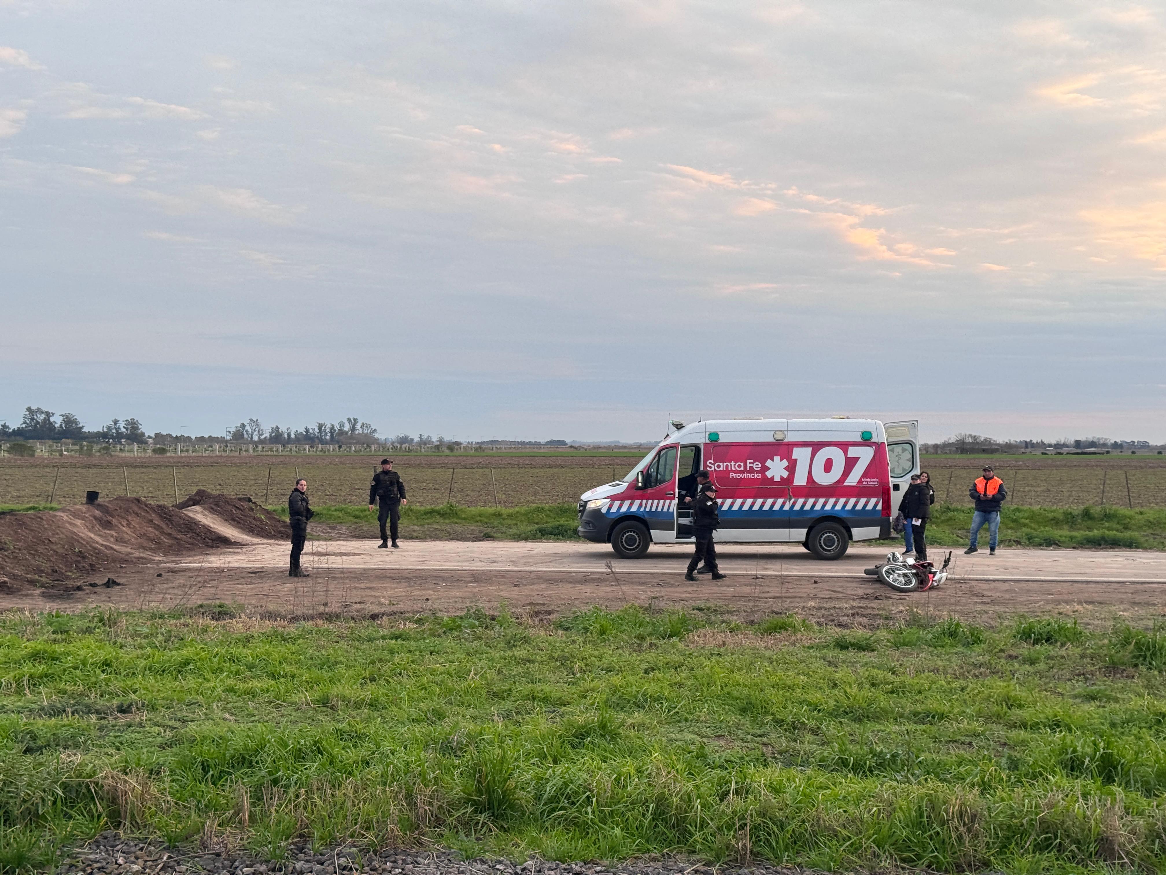 Insólito: a plena luz del día, otra moto chocó el montículo del terror que ya causó varios accidentes en Funes